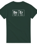 Grafisk illustration av periodiska systemet med texten Beer på mörkgrön t-shirt