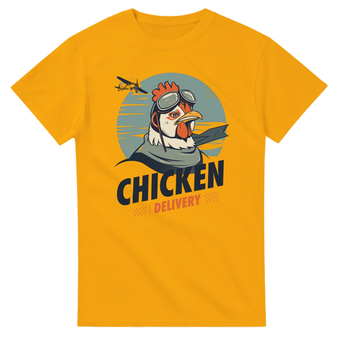 Kaxig kycklingpilot med texten Chicken Delivery – gul t-shirt