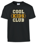 Retroinspirerat grafiskt tryck med texten Cool Kids Club på svart barntröja