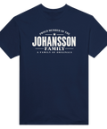 Marinblå t-shirt med texten Johansson – A Family of Originals