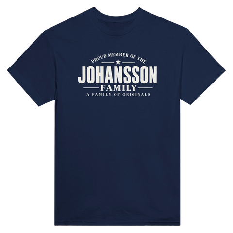 Marinblå t-shirt med texten Johansson – A Family of Originals