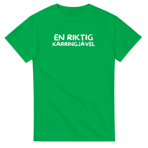 Texttryck "EN RIKTIG KÄRRINGJÄVEL" i vitt på grön t-shirt.