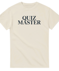 Beige t-shirt med Quiz Master text – perfekt för quizvärdar