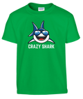 Tecknad haj med solglasögon och text "CRAZY SHARK" på grön barn t-shirt.