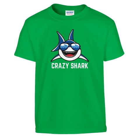 Tecknad haj med solglasögon och text "CRAZY SHARK" på grön barn t-shirt.