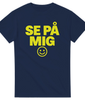 Gul text Se på mig med smiley på marinblå t-shirt