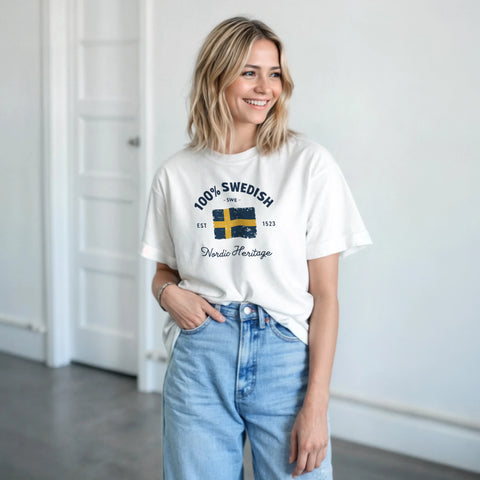 100% Swedish Nordic Heritage" tryck med svensk flagga på vit t-shirt.