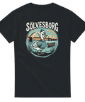 Illustrerad svan i stickad tröja framför Sölvesborgsbron – grafisk t-shirt i retrostil
