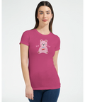 Rosa tecknad teddybjörn med blå fluga och "I <3 U" på ceriserosa dam-t-shirt.