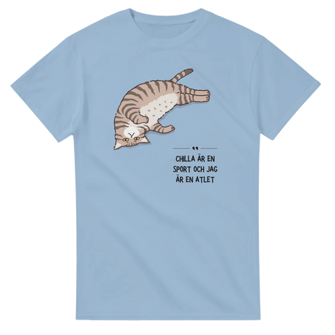 Liggande randig katt med texten "CHILLA ÄR EN SPORT OCH JAG ÄR EN ATLET" på ljusblå t-shirt.