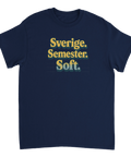 Sverige. Semester. Soft." text i gult och blått på marinblå t-shirt.