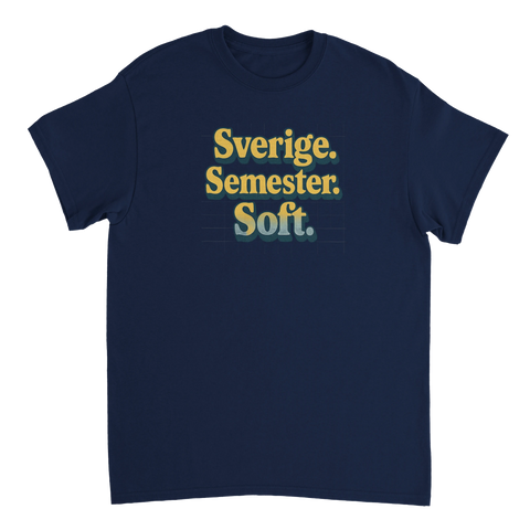 Sverige. Semester. Soft." text i gult och blått på marinblå t-shirt.