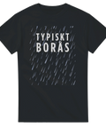 Vitt "Typiskt Borås" text med regndroppar på svart t-shirt.
