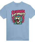 Ljusblå t-shirt med en färgglad förvånad katt och texten Lesbians Eat What?!.
