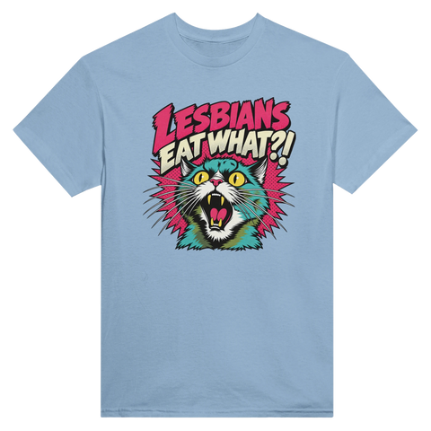 Ljusblå t-shirt med en färgglad förvånad katt och texten Lesbians Eat What?!.