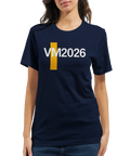Kvinna bär mörkblå t-shirt med stilrent VM 2026 tryck inför fotbolls-VM