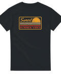 Retro solnedgång med färgade ränder och texten Sunset Summer Vibes – grafisk t-shirt