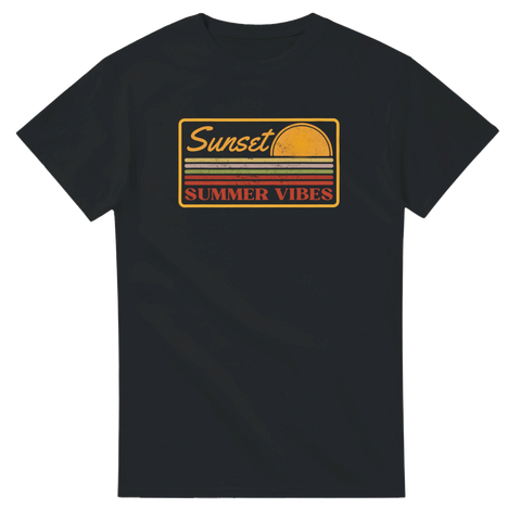 Retro solnedgång med färgade ränder och texten Sunset Summer Vibes – grafisk t-shirt