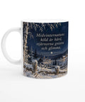 Mugg med tomte, snölandskap och versen Midvinternattens köld är hård.