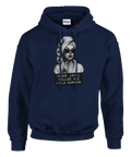 Marilyn Monroe-inspirerad kvinna med solglasögon och texten "Ingen jävel kallar mig lilla gumman" på mörkblå hoodie.