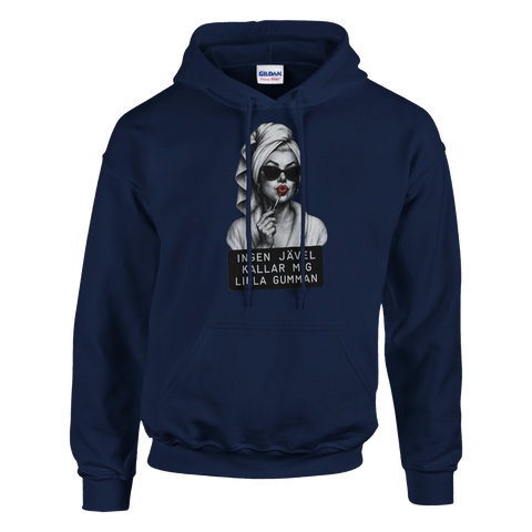 Marilyn Monroe-inspirerad kvinna med solglasögon och texten "Ingen jävel kallar mig lilla gumman" på mörkblå hoodie.