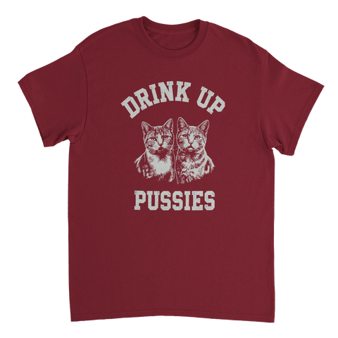 Vintage grafiskt kattryck med humoristiskt citat på en vinröd t-shirt