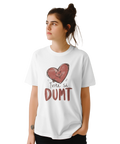 Kvinna bär vit t-shirt med ett humoristiskt hjärtmotiv och budskap