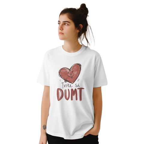 Kvinna bär vit t-shirt med ett humoristiskt hjärtmotiv och budskap