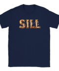 Marinblå t-shirt med ett stilrent men absurt grafiskt tryck av ordet SILL