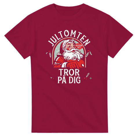 Grafiskt tryck med jultomten i klassisk reklamstil på röd t-shirt