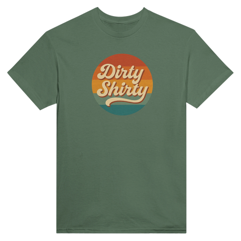 Dirty Shirty-logga med retro solnedgång i orange, gult, turkost och grön t-shirt.