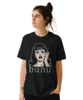 Kvinna bär t-shirt med provokativ illustration och texten buhu