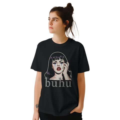 Kvinna bär t-shirt med provokativ illustration och texten buhu