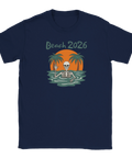 Tecknat skelett i hav med palmträd och solnedgång, text "Beach 2026" på mörkblå t-shirt.