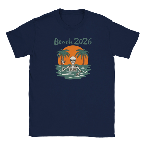 Tecknat skelett i hav med palmträd och solnedgång, text "Beach 2026" på mörkblå t-shirt.