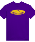 Nostalgisk design med gul smiley och texten Vem vare som kasta – t-shirt