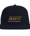 Sportigt SWE-broderi i gult och blått på mörkblå snapback keps