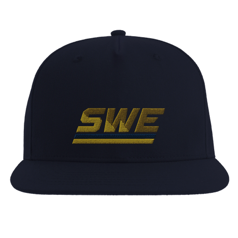 Sportigt SWE-broderi i gult och blått på mörkblå snapback keps