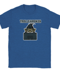 Tecknad trollfigur bakom datorskärm med text "TROLLFABRIKEN" på blå T-shirt.