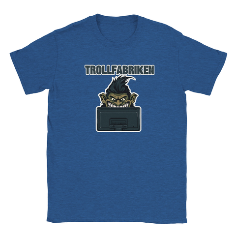 Tecknad trollfigur bakom datorskärm med text "TROLLFABRIKEN" på blå T-shirt.