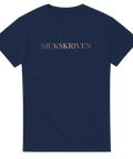 Svensk humor och ironi som textbaserat motiv på marinblå t-shirt
