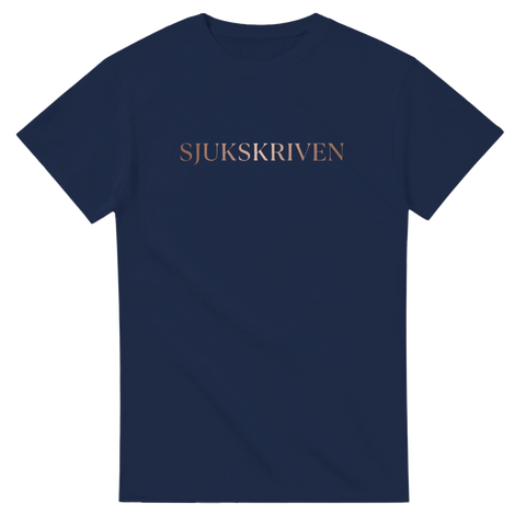 Svensk humor och ironi som textbaserat motiv på marinblå t-shirt