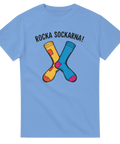 Tydligt budskapstryck med två olika strumpor och texten Rocka Sockarna på blå t-shirt