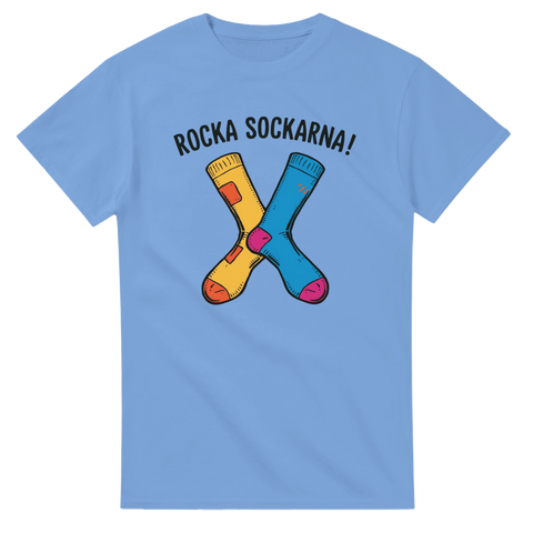 Tydligt budskapstryck med två olika strumpor och texten Rocka Sockarna på blå t-shirt
