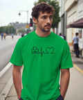 Klöver och hjärtkurva i svart på grön t-shirt, St Patrick's Day-design.
