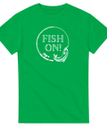 Fish On!" fiske-motiv med fiskespö, fisk och text i vit färg på grön t-shirt.