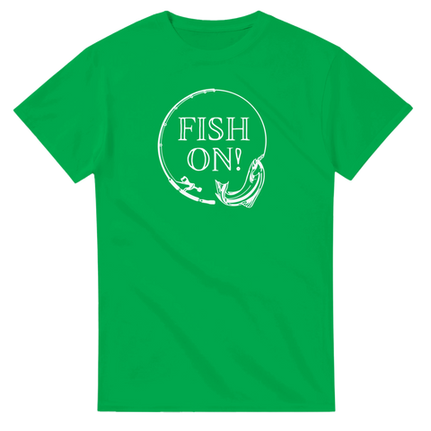 Fish On!" fiske-motiv med fiskespö, fisk och text i vit färg på grön t-shirt.