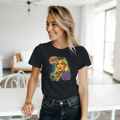 Leende kvinna bär svart t-shirt med färgstarkt pop art-motiv i hemmiljö