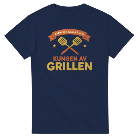 Kungen av grillen" text med grillspadar och stjärnor på marinblå t-shirt.