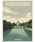 Vintageinspirerad reseposter föreställande Hiroshima Japan med gröna träd, vattenreflektioner och mjuka pastellfärger.